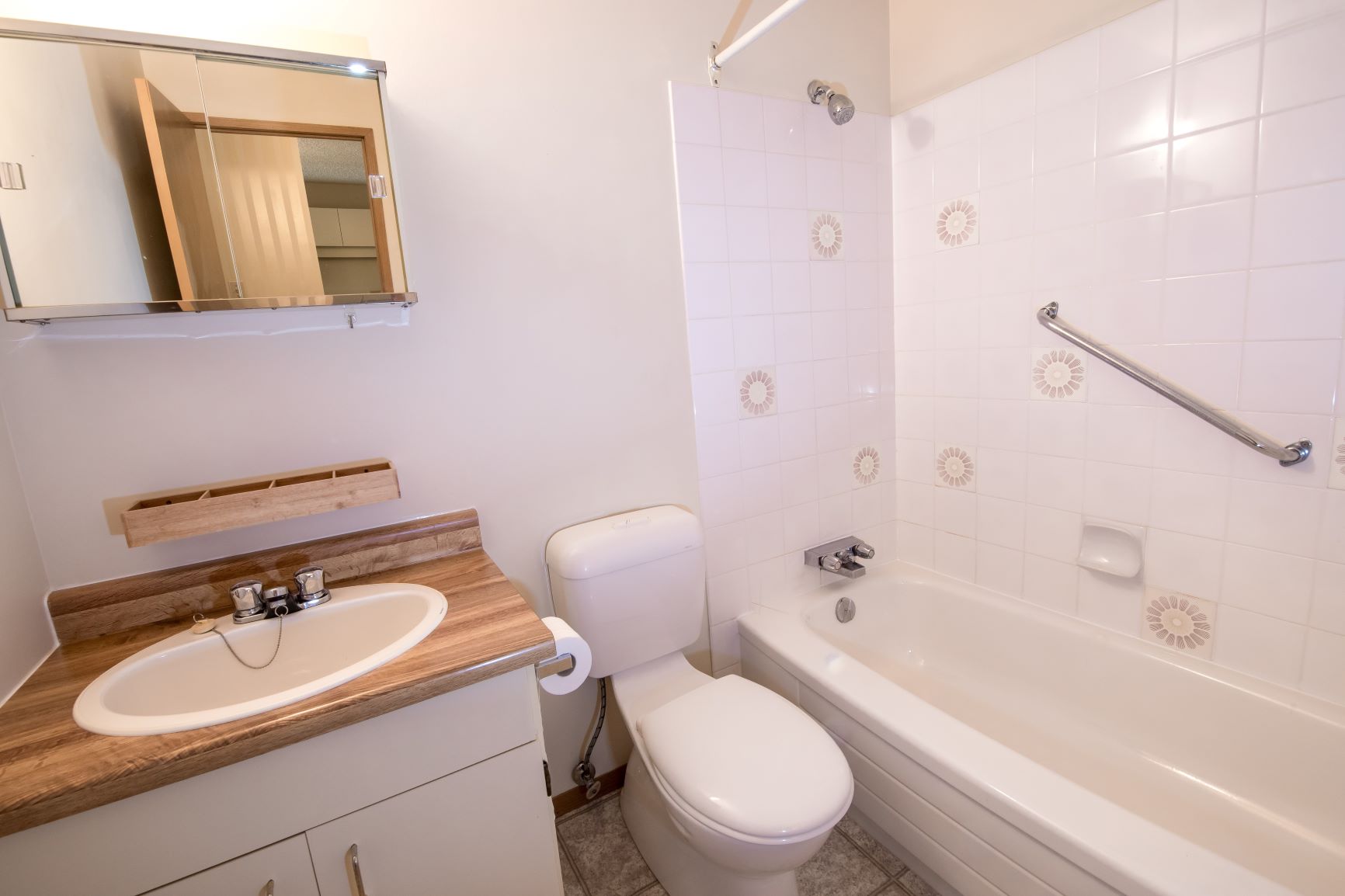 Woodhaven 201 B Bathroom 2